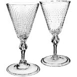 Paar Fussgläser18. Jh. Farbloses Glas. gewundener Nodus. Die Kuppa mit "Verre-de-riz"-Muster. Höhe