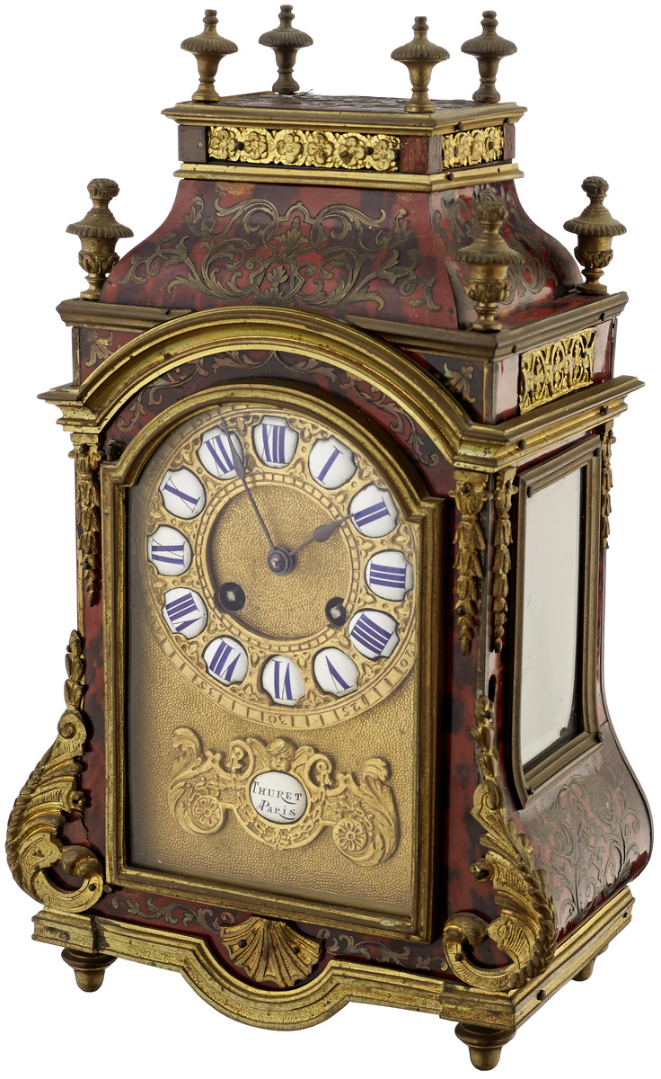 Kleine Boulle-PenduleParis, um 1880. Schwarzes Holzgehäuse mit reicher Boulle-Marketerie und