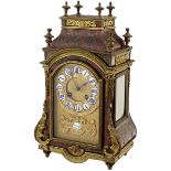 Kleine Boulle-PenduleParis, um 1880. Schwarzes Holzgehäuse mit reicher Boulle-Marketerie und