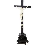 Kruzifix18. Jh. Korpus und Schädel Adams aus Elfenbein fein geschnitzt. Standkreuz aus schwarzem