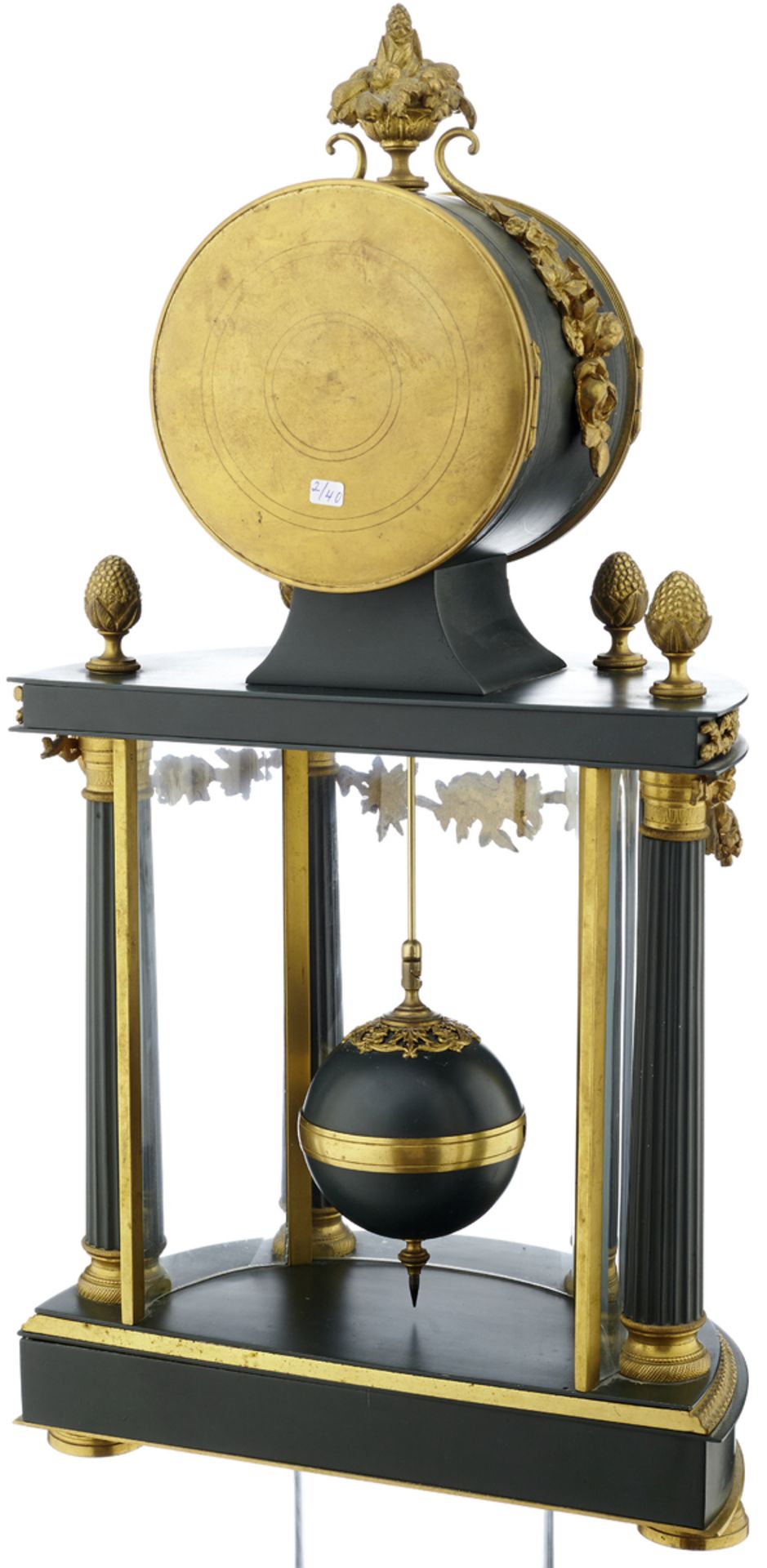 Pendule "400 Jours"Paris, um 1910. Claude Grivolas. Stil Louis XVI. Gehäuse aus grün patniertem - Bild 3 aus 6