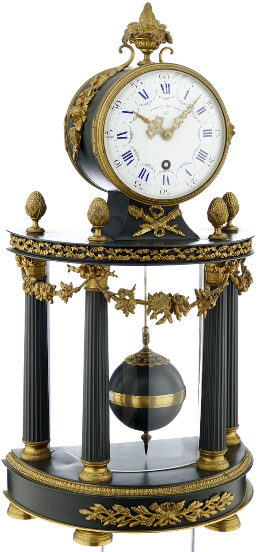 Pendule "400 Jours"Paris, um 1910. Claude Grivolas. Stil Louis XVI. Gehäuse aus grün patniertem - Bild 2 aus 6