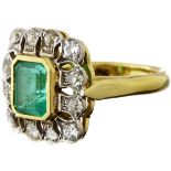 Smaragd-Diamant-RingGelbgold/Weissgold 750. 1 Smaragd-Achteck von ca. 2.50 ct. Entourage 11