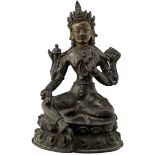 Kleine Figur der grünen TaraNepal oder Tibet antik. Dunkle Bronze, das Gesicht mit Kaltvergoldung.