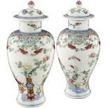 Paar kleine DeckelvasenChina 19. Jh. Porzellan bemalt in "Famille rose" und Gold mit Blumenvase