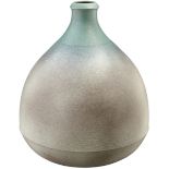 Vase "Petra Weiss"1980. Mauve-salbeigrün glasierte Keramikvase. Im Stand signiert und datiert.