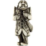 Netsuke eines HolländersJapan 19. Jh. Elfenbein, die Augen eingelegt. Stehender Ausländer mit