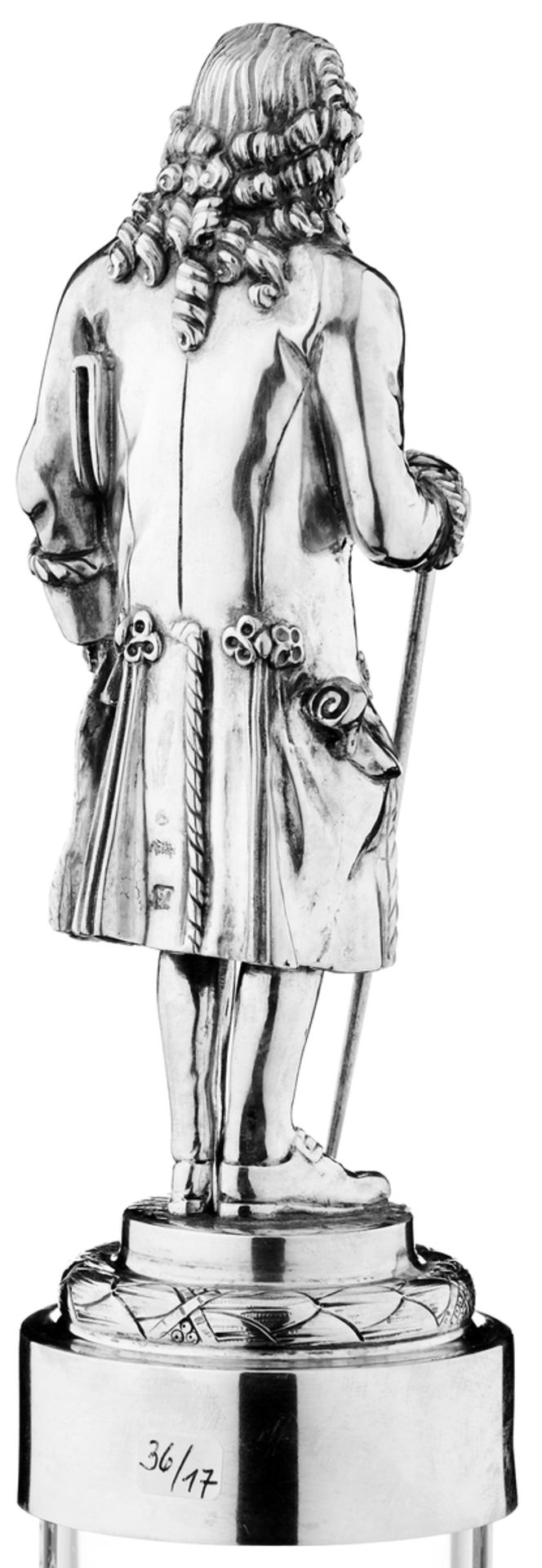 Silberstatuette "Voltaire"Hanau, um 1900. Silber gegossen, ziseliert. Am Sockel bezeichnet. - Bild 2 aus 2