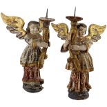 Paar LeuchterengelUm 1700. Vollplastisch geschnitzte Holzfiguren. Polychrom gefasst, partiell