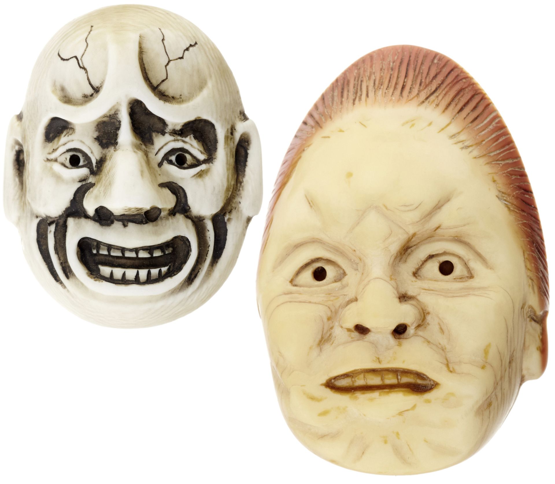Zwei Masken-NetsukeJapan 19. Jh. Aus dem Schnabel eines Nashornvogels das Gesicht einer alten Frau