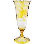 BlumenvaseBöhmen, 19. Jh. Farbloses Glas mit Gelbätze und passig geschliffenem Rand. Umlaufend