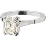 Diamant-RingPlatin. 1 Diamant-Achteck, 8.28 mm x 7.29 mm x 4.75 mm, ca. 2.50 ct, ca. M/N-Pi1.