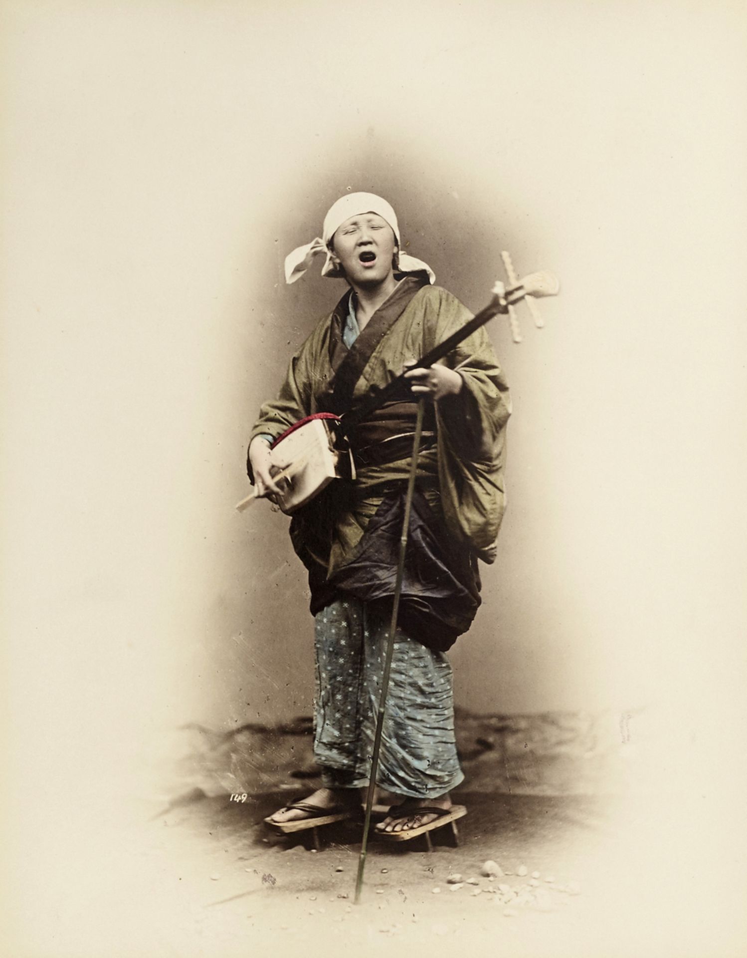 Feines FotoalbumJapan um 1889/90. Der Deckel in Lackarbeit mit Einlagen in Bein, Lederrücken. In - Bild 9 aus 14