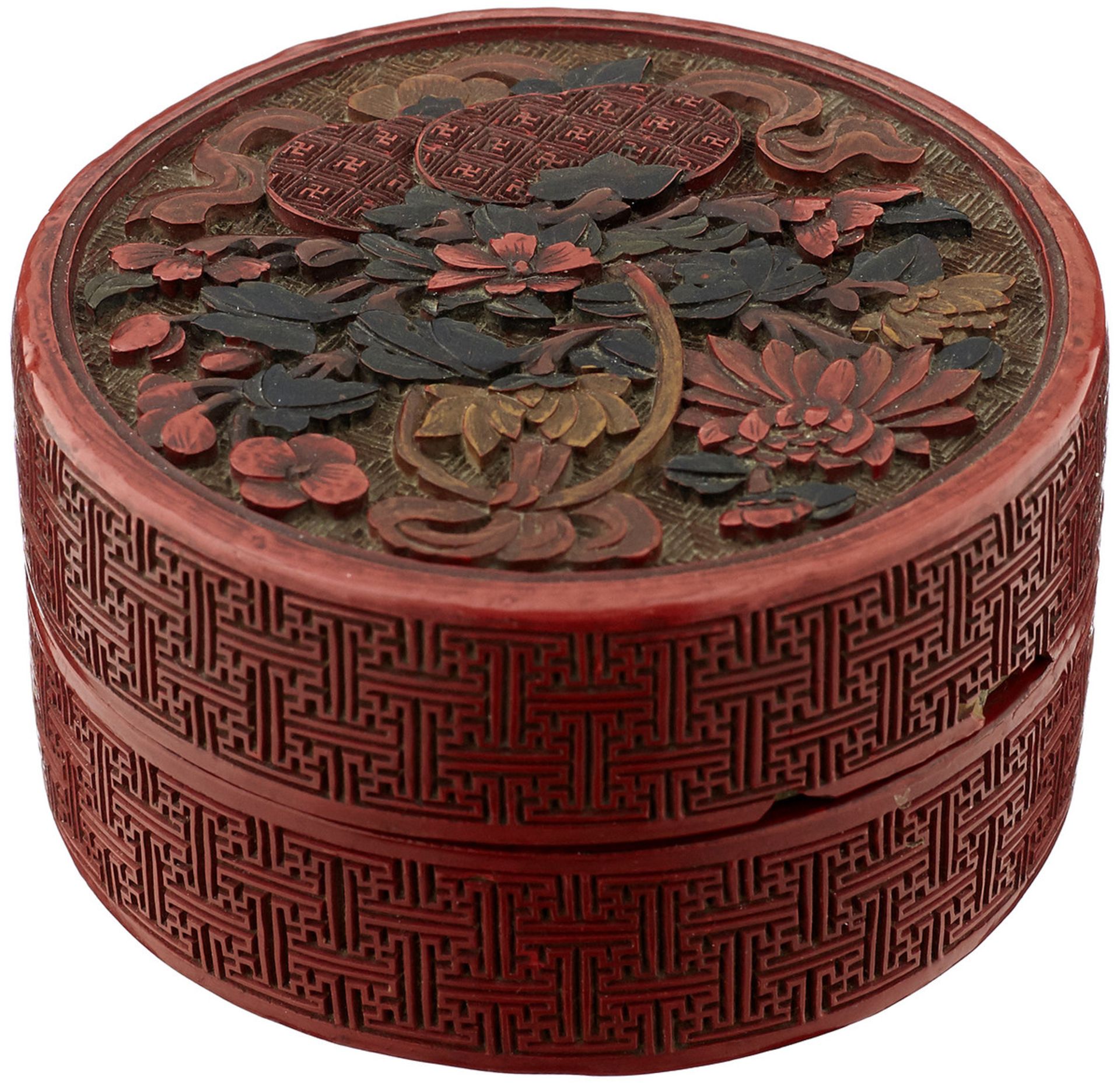 Zwei DeckeldosenChina 19. Jh. Die Runde mit floralem Dekor in geschnitztem und gefärbtem Rotlack, - Bild 2 aus 4