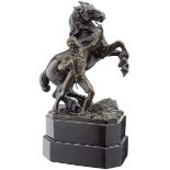 Bronzeskulptur "Pferdebändiger"Dunkel patiniert. Unsigniert. Sockel aus schwarzem Stein. Länge 16 cm