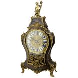 PenduleFrankreich, Ende 19. Jh. Stil Louis XV. Holzgehäuse mit Sockel und Aufsatz. Reiche Boulle-