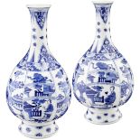 Paar blau-weisse FlaschenvasenChina Kangxi (1662-1722). Exportporzellan. Bemalt in kräftigem