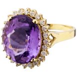 Amethyst-RingGelbgold 750. 1 Amethyst, 13.7 mm x 12 mm. Entourage 24 Brillanten, zusammen ca. 0.33