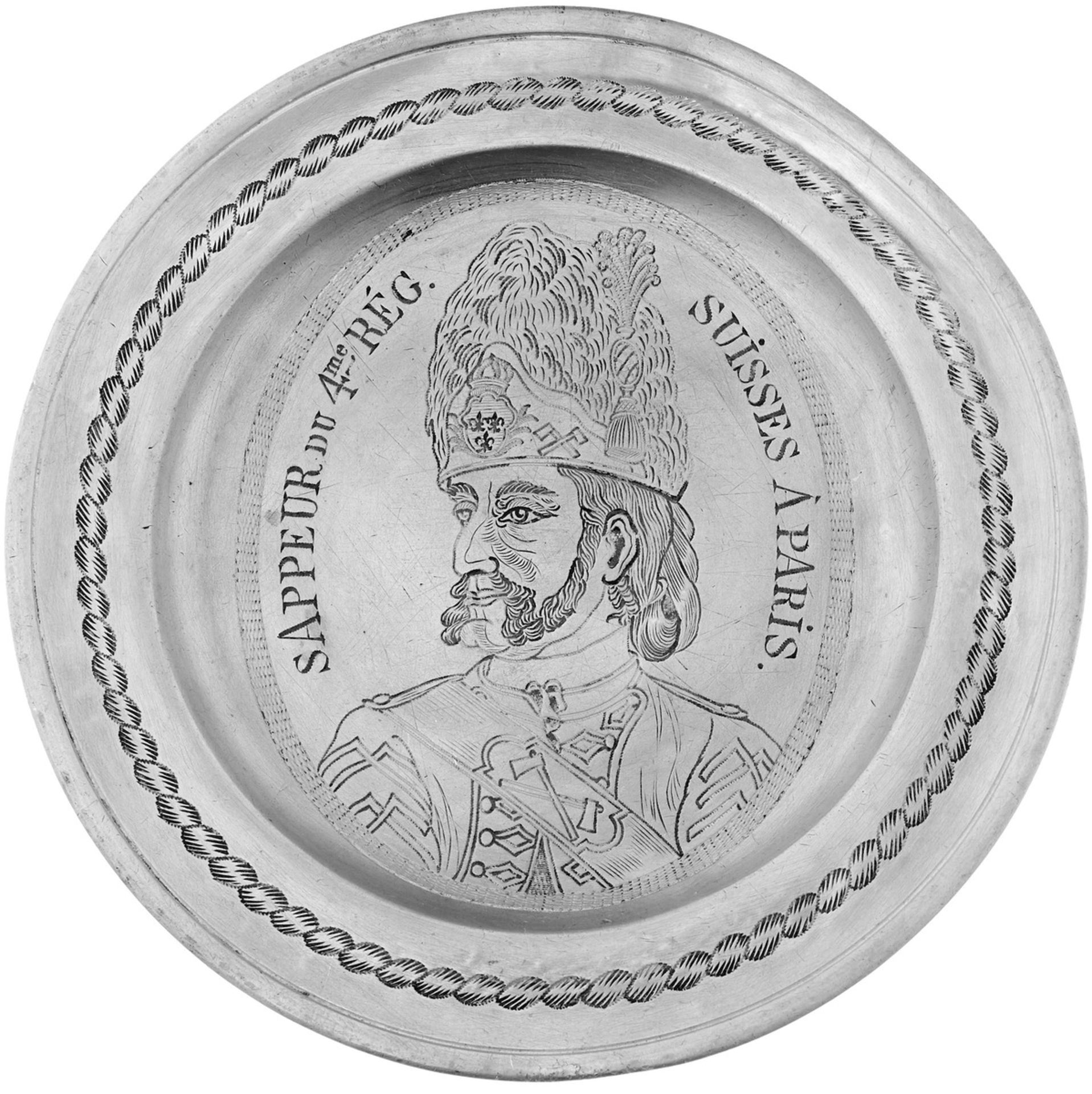 Zierteller "Sappeur"19. Jh. Zinn. Im Spiegel gravierte Portraitbüste mit Inschrift "Sappeur du