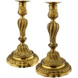 Paar KerzenleuchterFrankreich um 1760. Louis XV. Bronze ziseliert und vergoldet. Separate