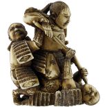 Netsuke dreier SamuraiJapan 19. Jh. Elfenbein patiniert. Drei kämpfende Krieger in Rüstung. Auf