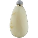 Pebble Snuff bottleChina um 1900. Gut ausgehöhlt aus weisslicher Jade mit wenigen hellbraunen