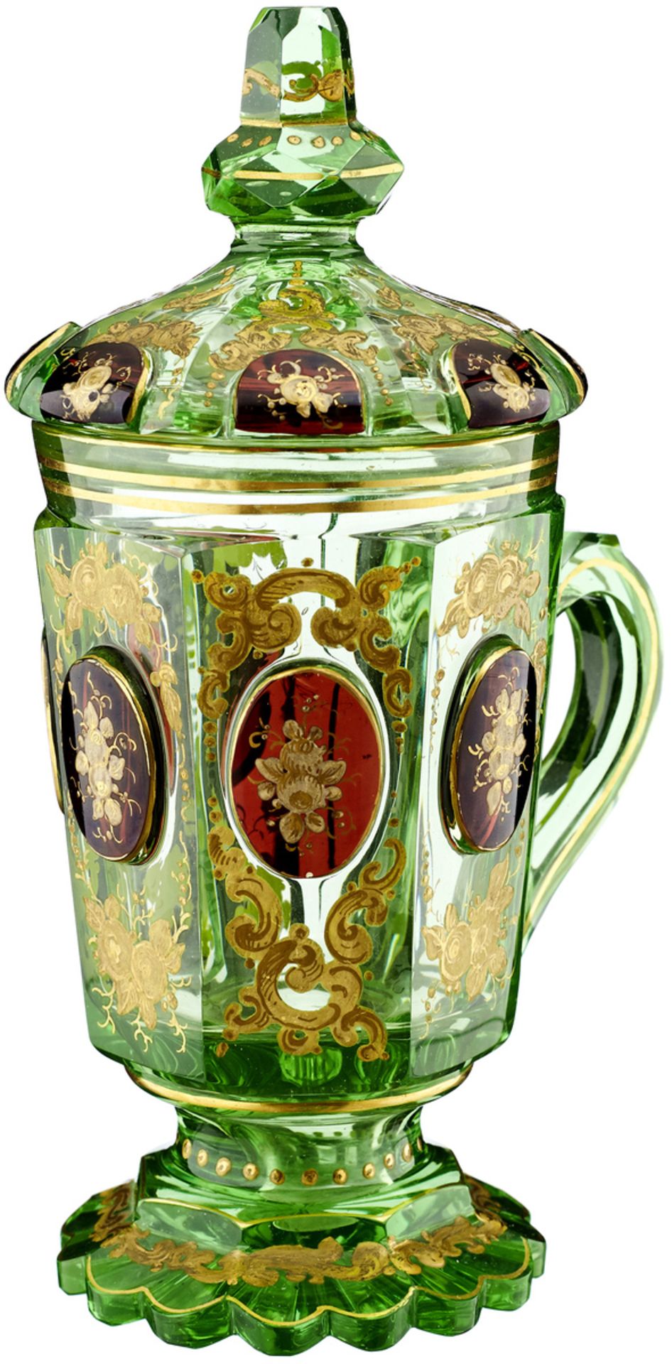 DeckelbecherBöhmen, um 1850. Hellgrünes Transparentglas mit Facettenschliff. Hochgeschliffene,