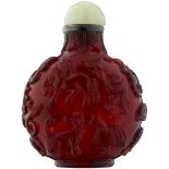 Grosses Snuff bottleChina 19. Jh. Rotes Pekingglas mit geschnittenem Reliefdekor der zwölf