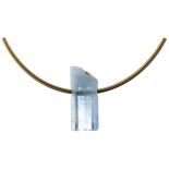 Halsreif mit AquamarinGelbgold 750, Halsreif gestempelt "Niessing", D 3.2 mm. 1 Aquamarin-