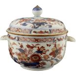 Kleine Imari DeckelterrineChina 18. Jh. Exportporzellan bemalt mit Blumen in Eisenrot,