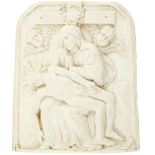 Relief "Pietà"17. Jh. Elfenbein fein geschnitzt. Rückseitig datiert 1681. Altersspuren. Breite 8.8