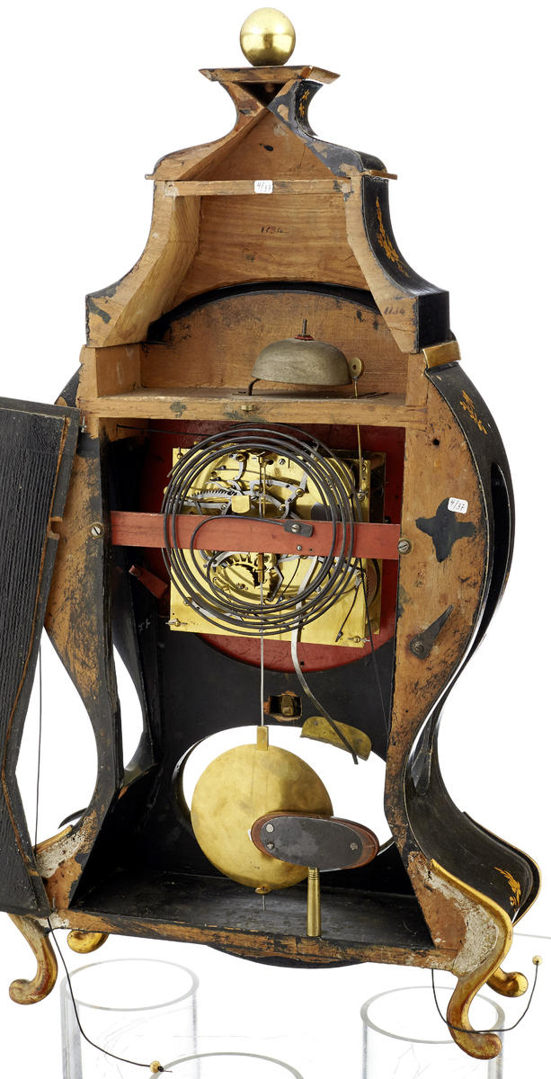 PenduleUm 1850. Schwarz gefasstes Gehäuse mit Sockel und Aufsatz. Vergoldete Kanten und goldradierte - Image 3 of 4