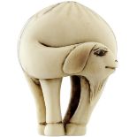 Netsuke eines DromedarsJapan 19. Jh. Elfenbein, die Augen eingelegt. Stehendes einhöckriges Kamel.