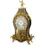 Prunk-PenduleUm 1750. Holzgehäuse mit Sockel und Aufsatz. Reiche Boulle-Marketerie in Schildpatt und