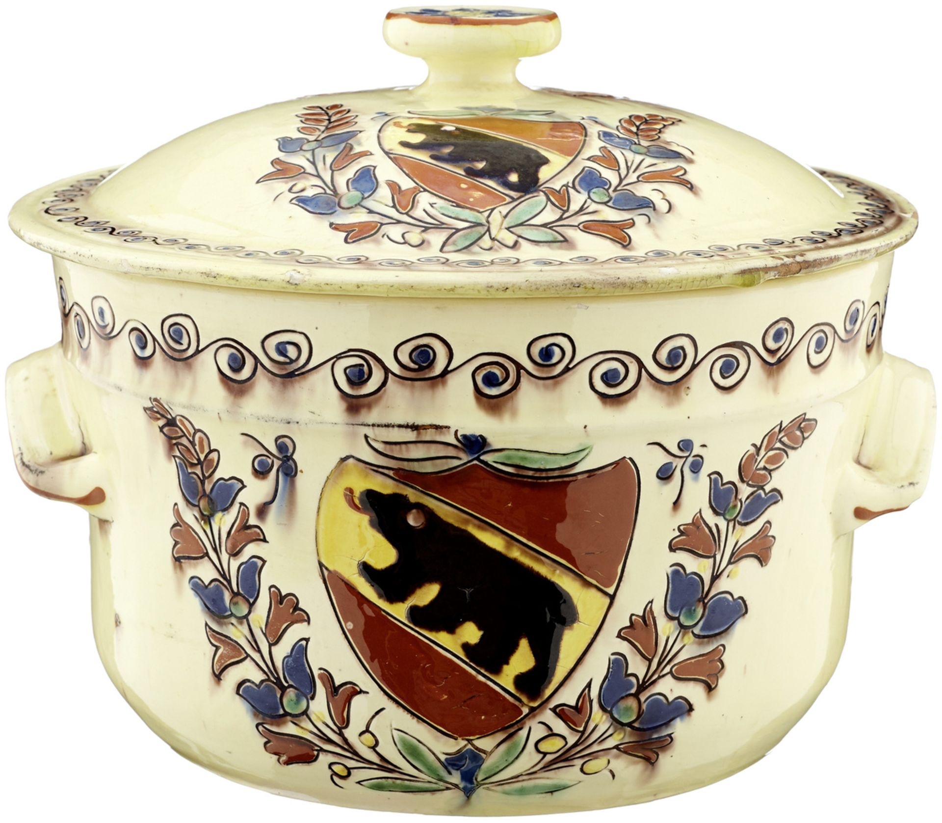 TerrineLangnau, um 1880. Cremefarben glasierte Keramik. Polychrome, stilisierte Blumenmalerei und