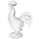 Zierfigur "Coq"Ende 20. Jh. Cristallerie de Sèvres. Farbloses, mattiertes Kristallglas. Ätzsignatur.