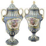 Paar DeckelvasenParis, um 1900. Stil Louis XVI. Porzellan. Hellblauer Fond und reiche Relief-