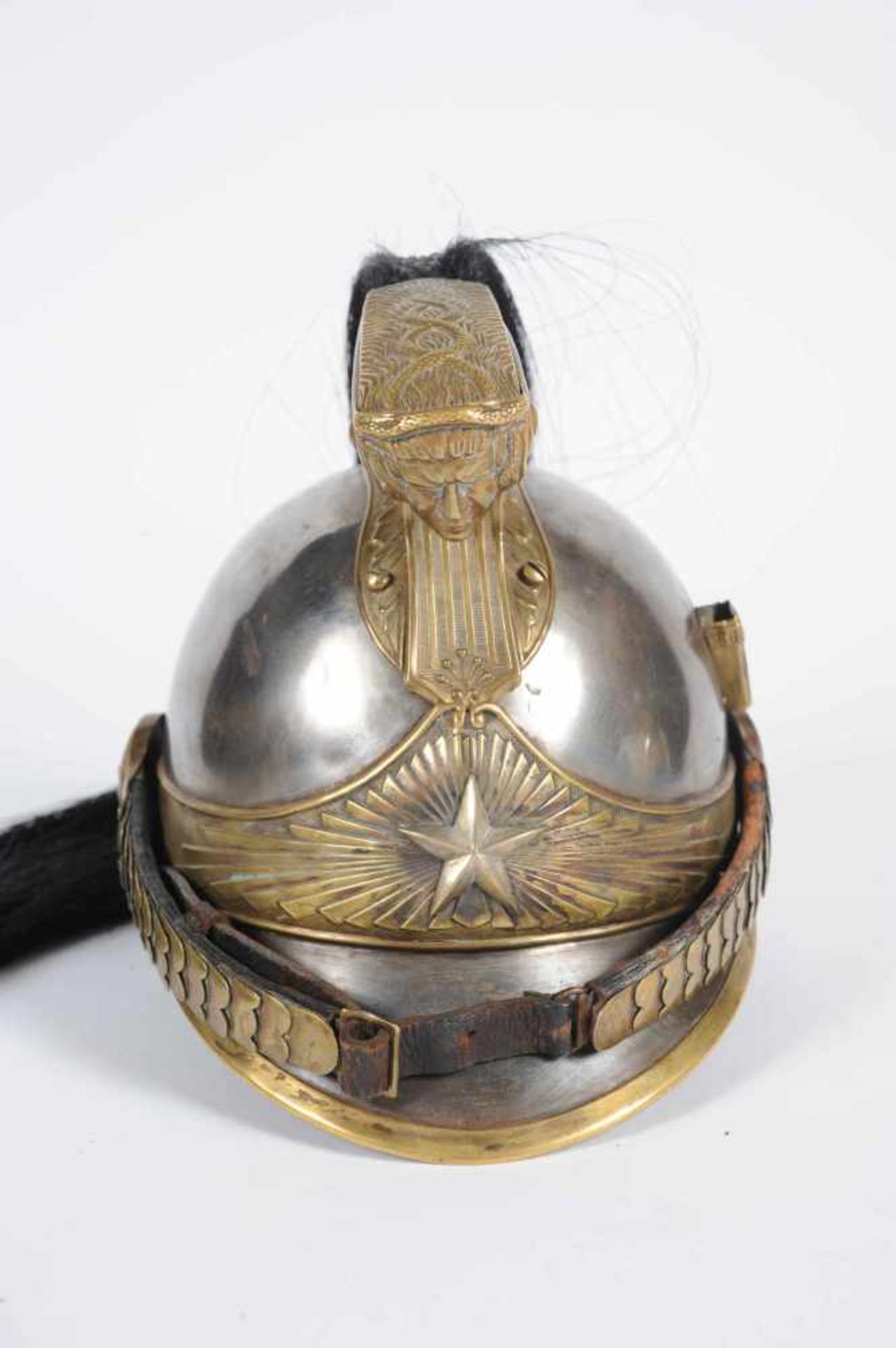 Casque mod 1910 de hussard à bombe en acier et garniture en laiton, bandeau orné d’une étoile