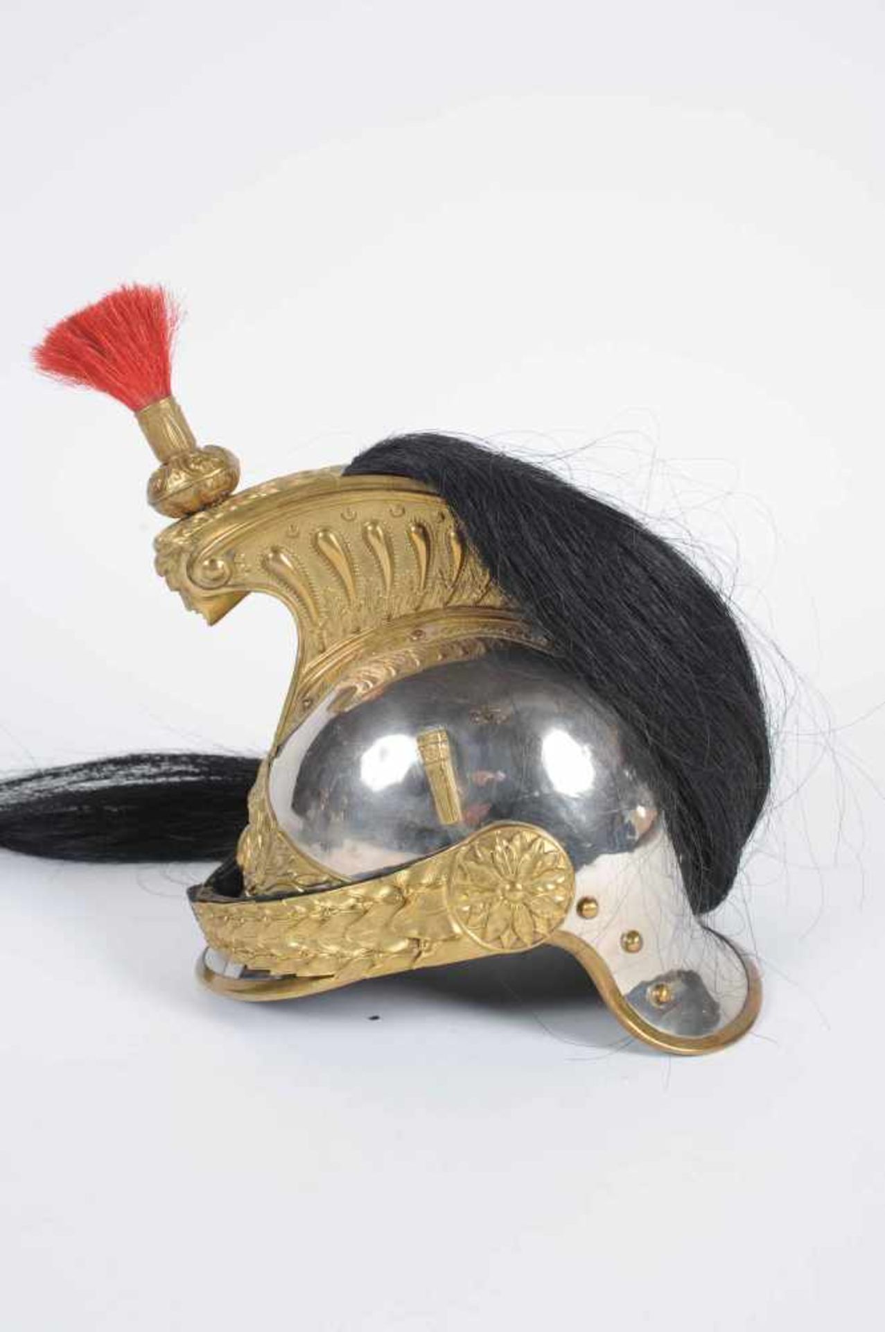 Casque d’officier de cuirassier mod 1872/74 en acier nickelé à garnitures en laiton doré, jugulaires - Bild 2 aus 4