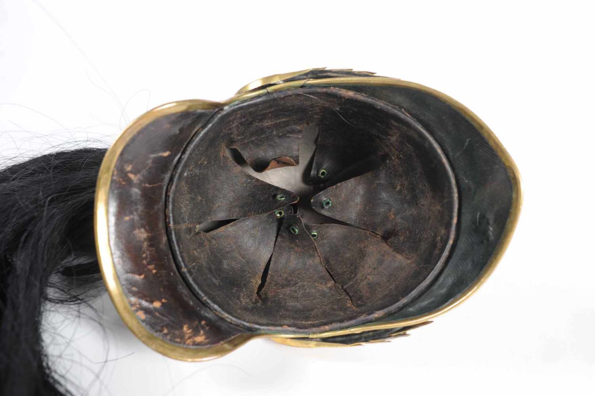 Casque d’officier de cuirassier mod 1872/74 en acier nickelé à garnitures en laiton doré, jugulaires - Bild 4 aus 4