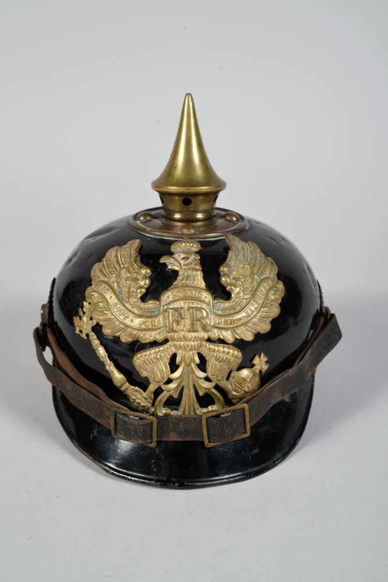 Prusse. Casque à pointe troupe ersatz en tôle. Bombe laquée noire avec quelques petits chocs,