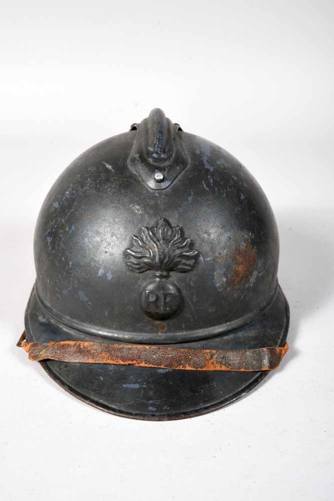 Casque Adrian 1915. Attribut de l’Infanterie. Peinture bleu d’usine recouverte d’une couche de