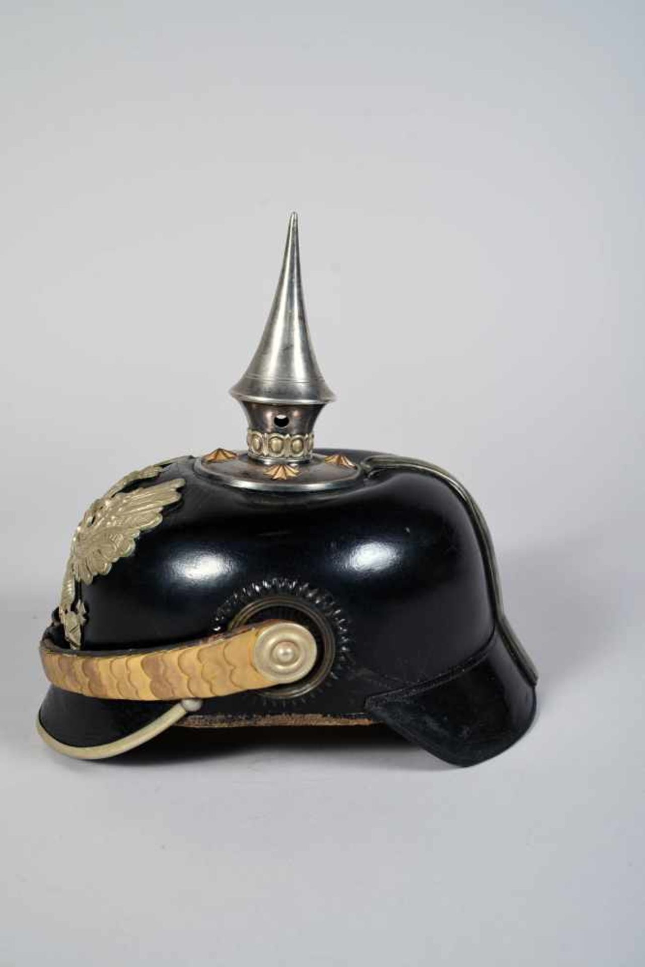 Prusse. Casque à pointe d’officier de Pionnier. Bombe légèrement déformée, plaque et jonc avant en - Bild 2 aus 4