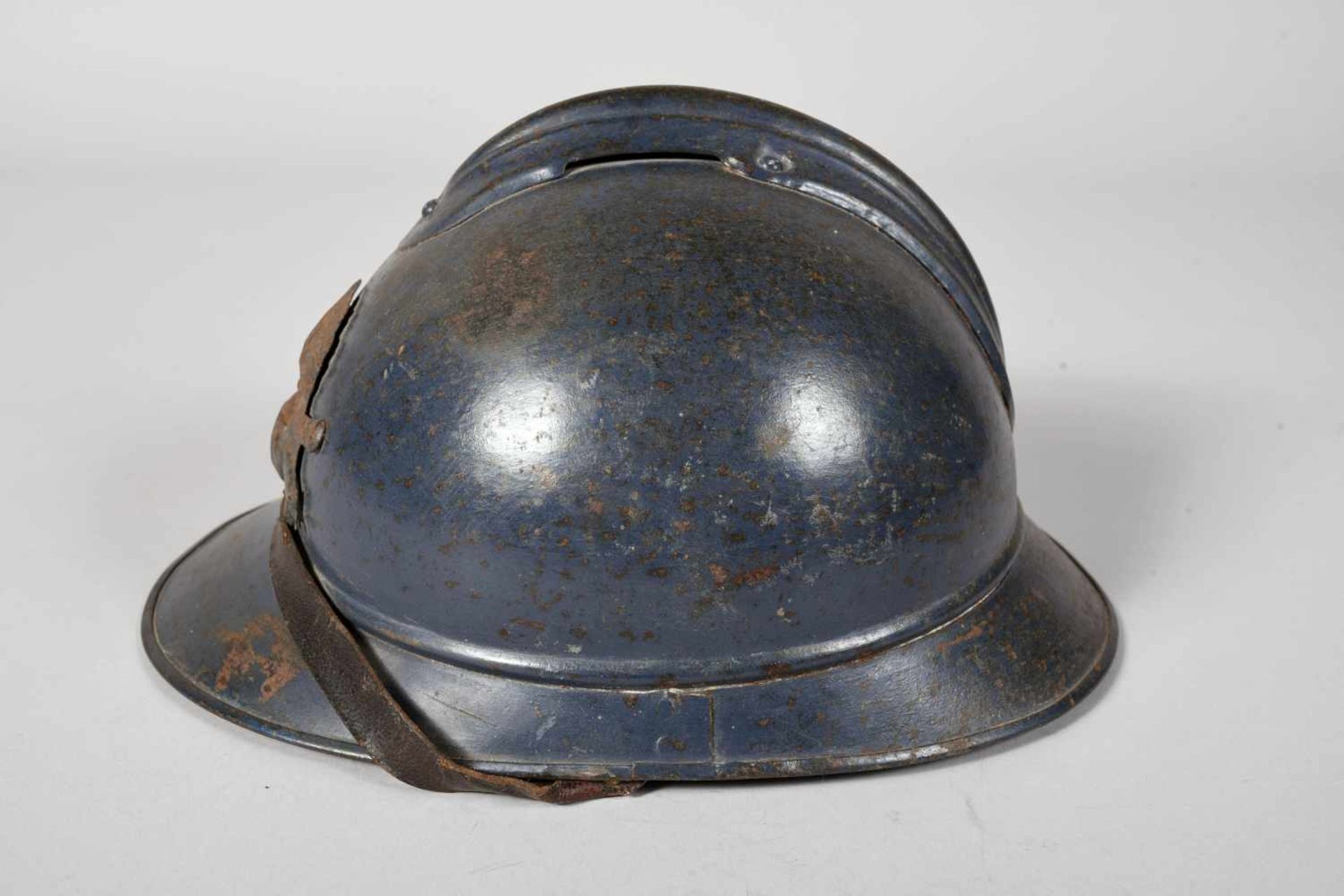 Casque Adrian 1915 Artillerie. Peinture bleu d’usine. Coque A. Tampon de fabricant (Roue dentée) - Bild 2 aus 4