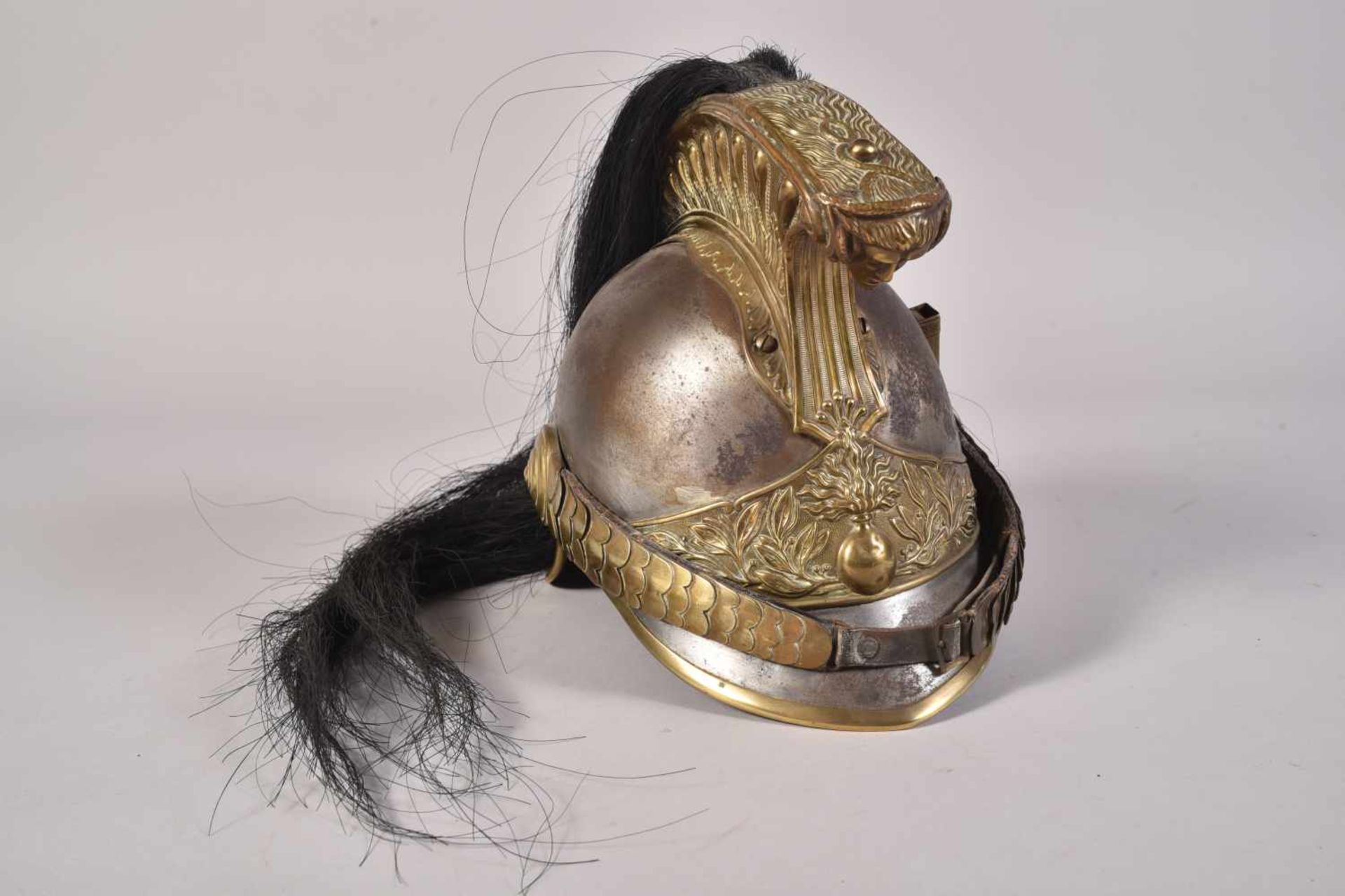 Casque mod 1872 de dragon, bombe en acier, garnitures et jugulaires à écailles en laiton, crinière