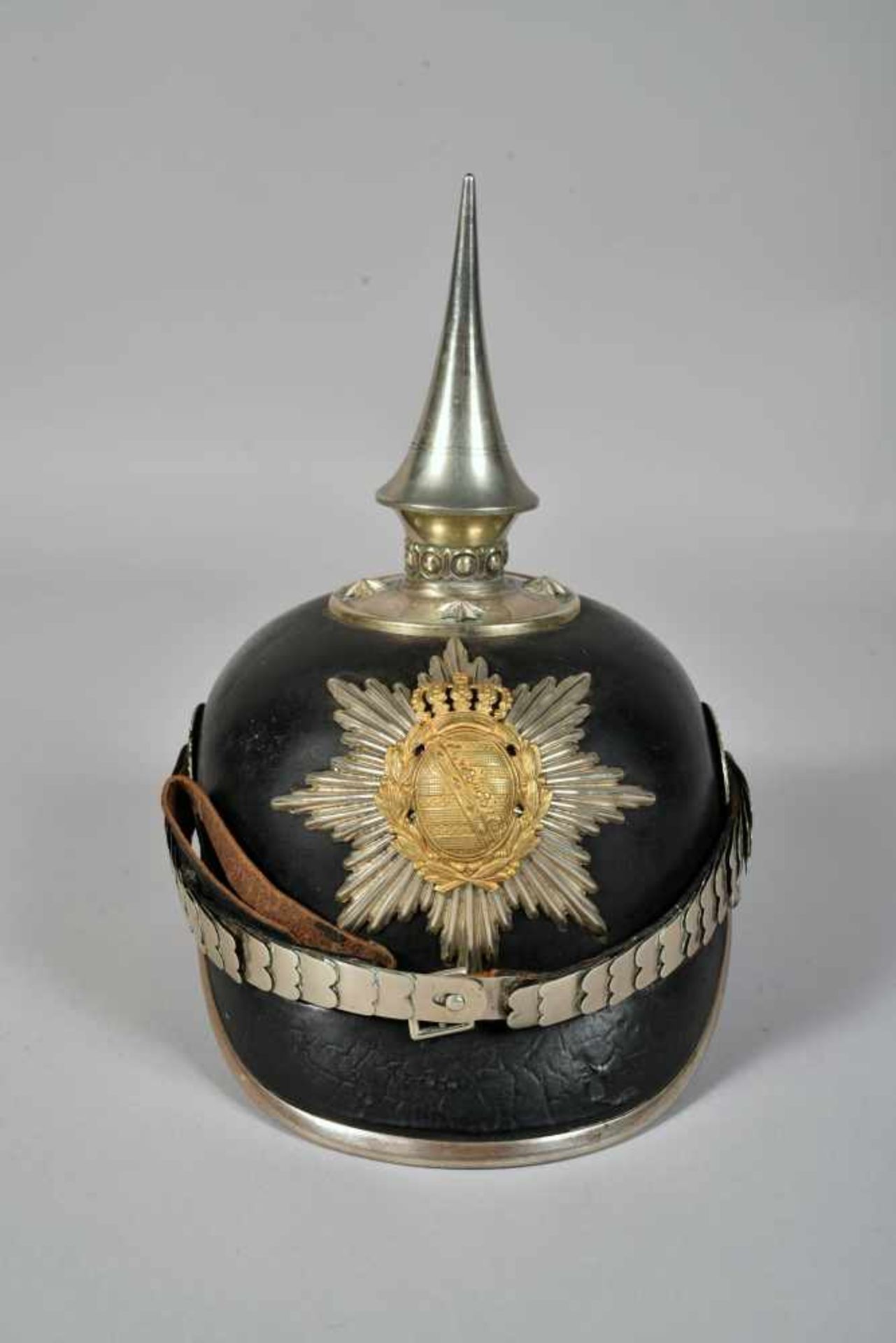 Saxe. Casque à pointe d’officier du 100° régiment de la Garde, belle bombe en cuir, toutes les