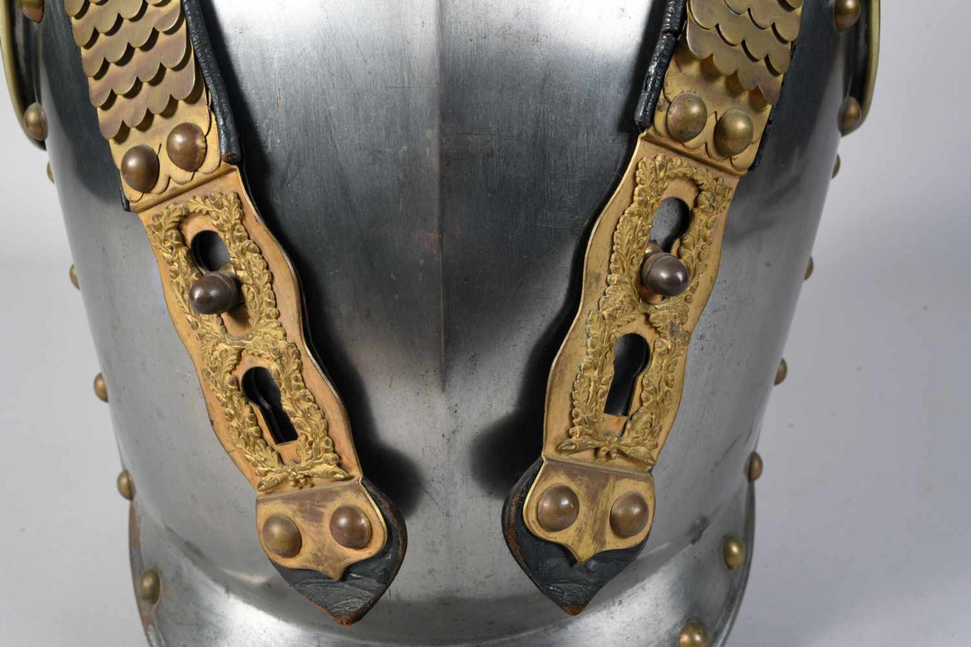 Prusse. Cuirasse d’officier de cuirassier. En acier joliment cintrée, rivets en laiton, bretelle à - Bild 2 aus 5