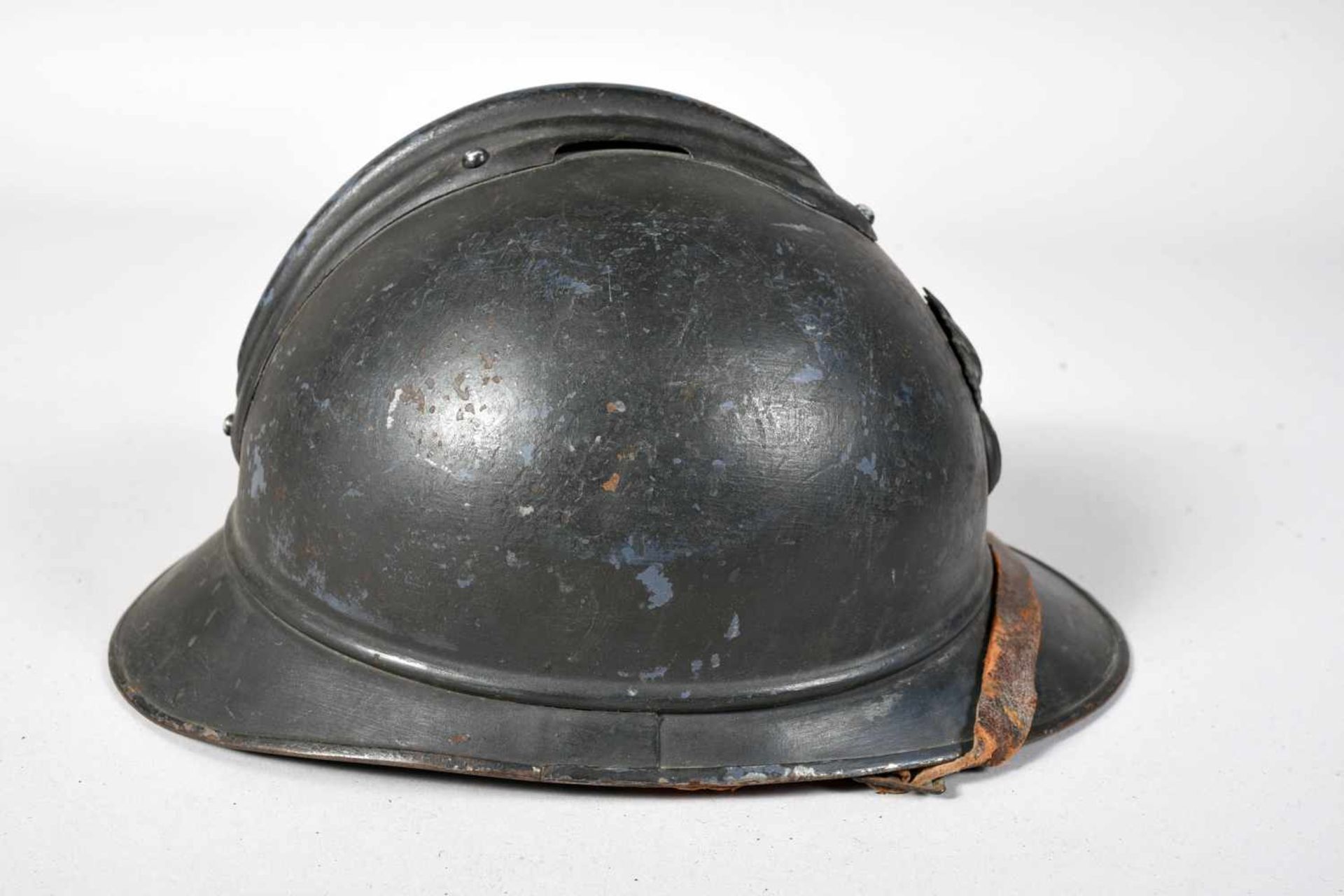 Casque Adrian 1915. Attribut de l’Infanterie. Peinture bleu d’usine recouverte d’une couche de - Bild 3 aus 4