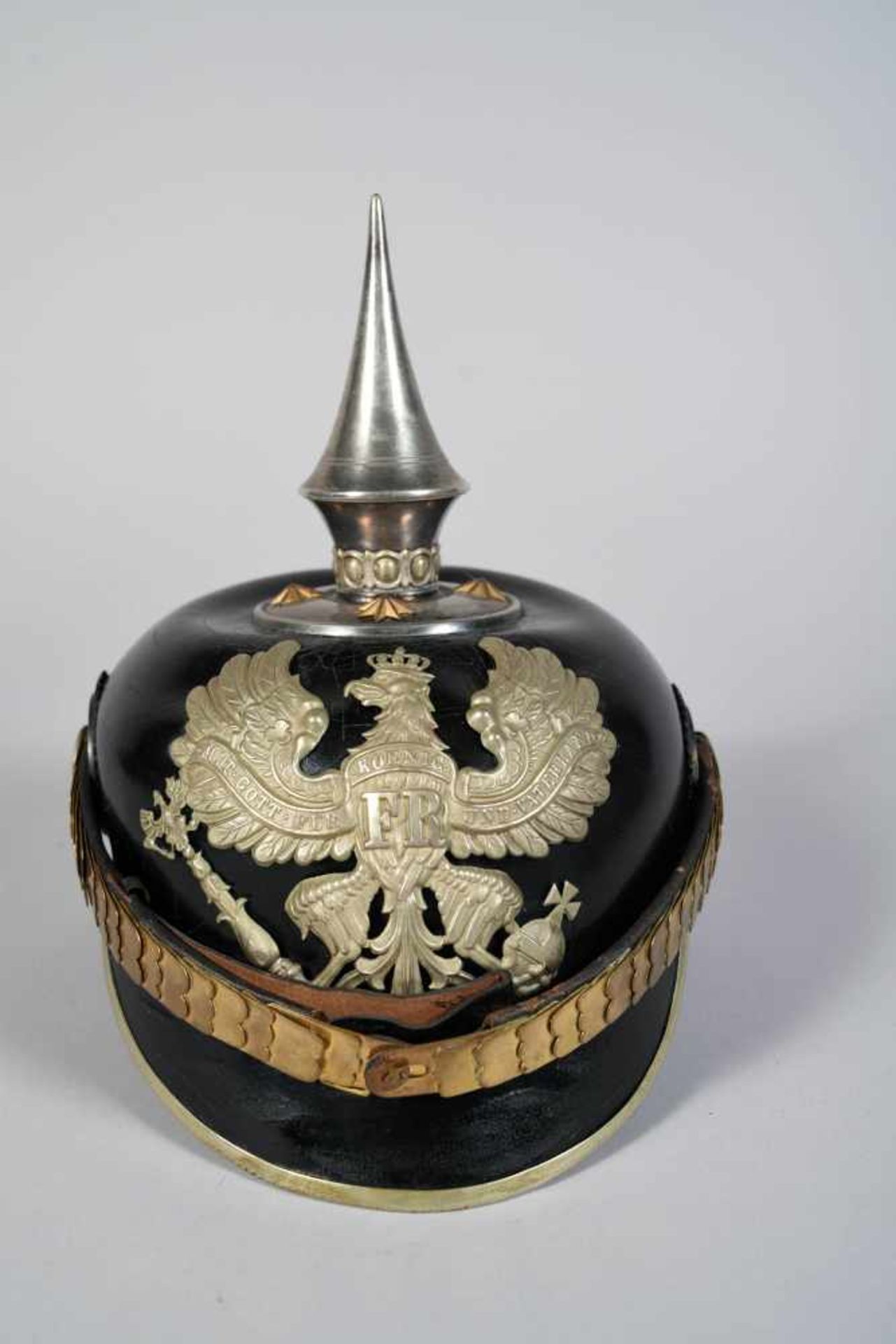 Prusse. Casque à pointe d’officier de Pionnier. Bombe légèrement déformée, plaque et jonc avant en