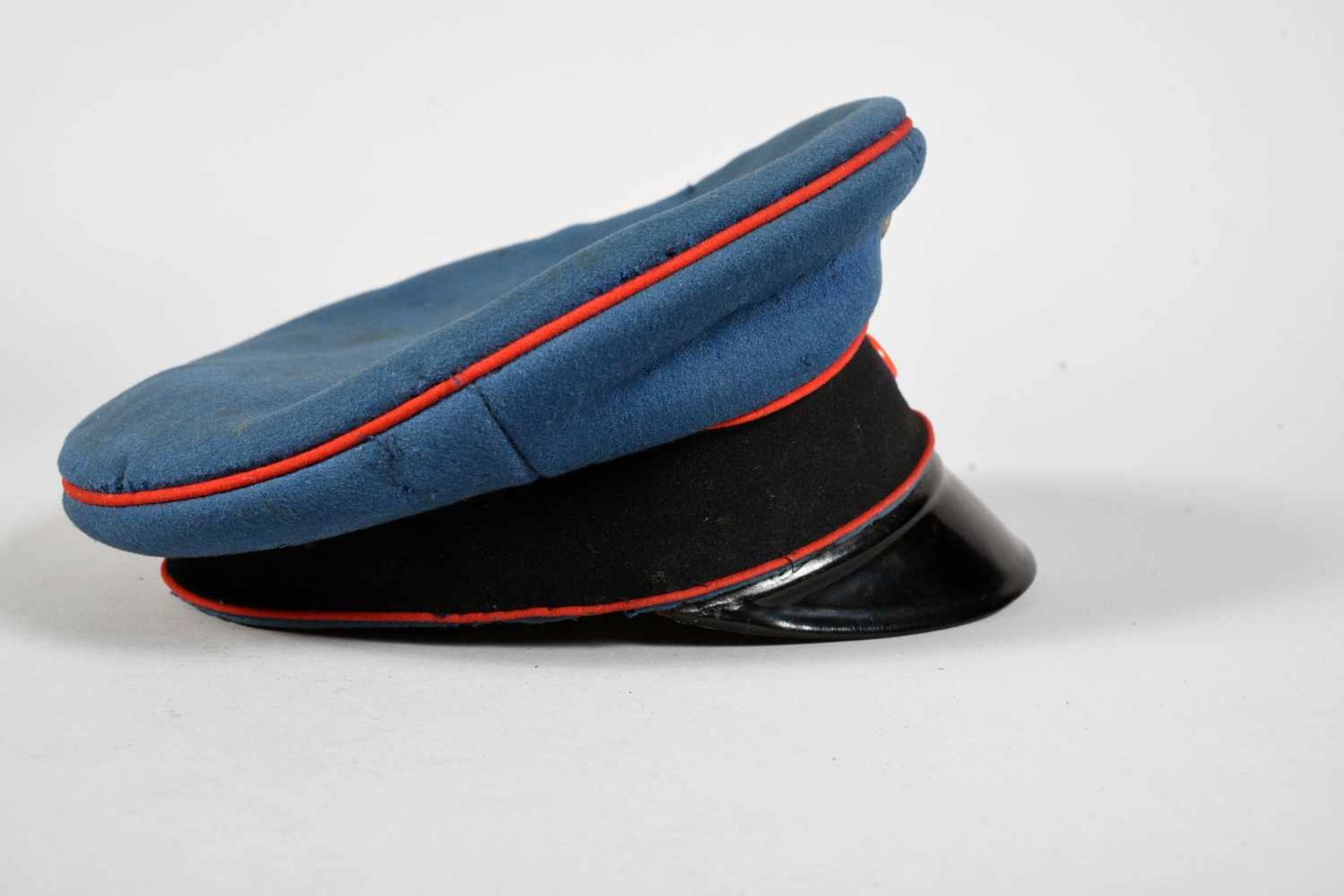 Oldembourg. Casquette d’officier d’artillerie, en drap bleu à bandeau noir et passepoil rouge, - Bild 3 aus 4